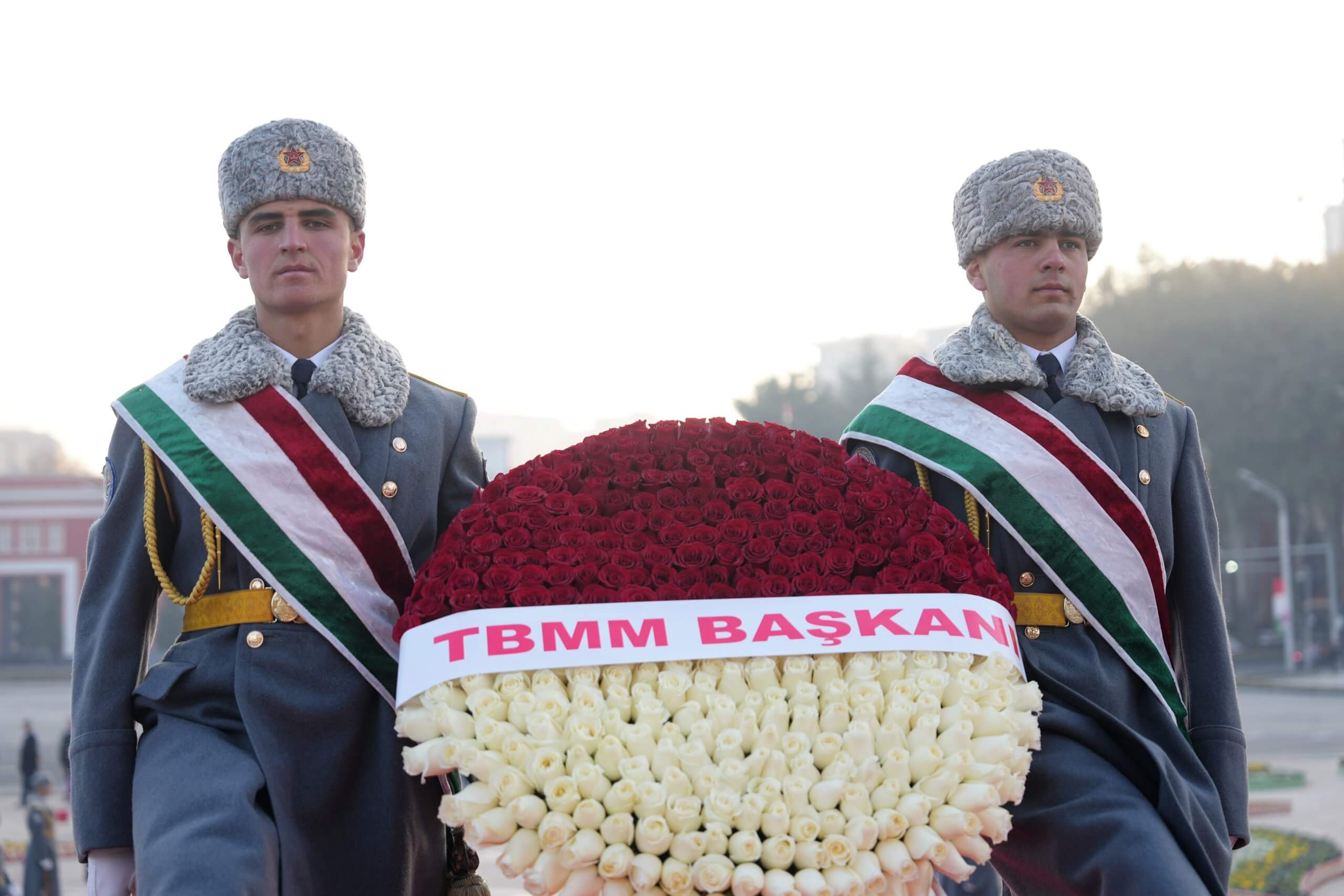 Гулчанбаргузорӣ дар пояи муҷассамаи Исмоили Сомонӣ